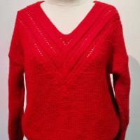 Pull rouge col en V